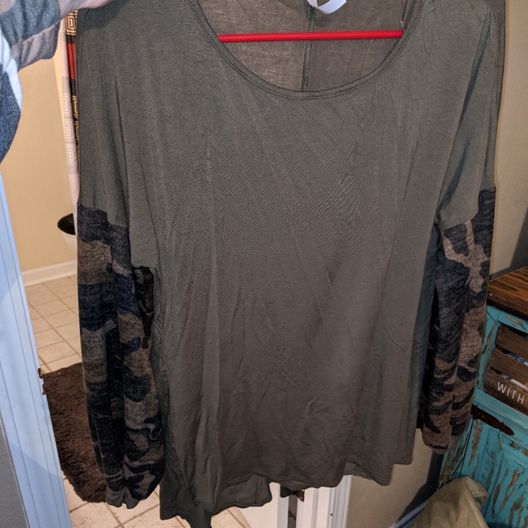 Women's Camo top - Picture 1 of 1